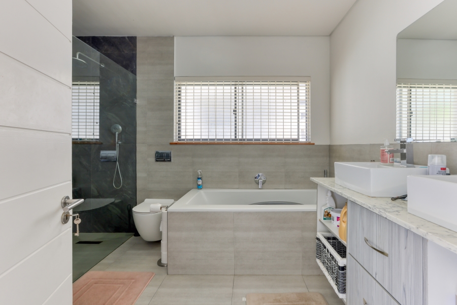 3 Bedroom Property for Sale in Sea Point Western Cape